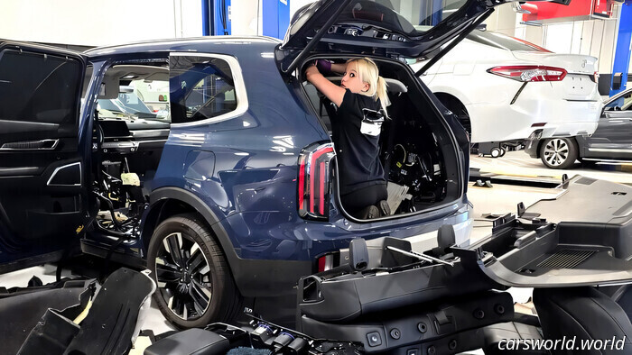 Small Pinched Wire Causes Kia to Dismantle New Telluride Interiors | Carscoops